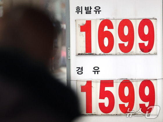 On Tuesday, gasoline and diesel prices are displayed at a gas station in Seoul 2026.3.2 / News1