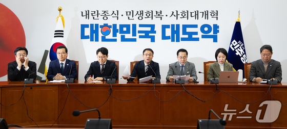 Han Byeong-do, floor leader (chairman) of the Democratic Party of Korea, delivers an opening statement at the second plenary meeting of the National Assembly Investigation Committee for uncovering the truth and withdrawing the indictment over the Yoon Suk Yeol administration\'s fabricated prosecution, held at the National Assembly in Yeouido, Seoul, on Thursday 2026.3.5 / News1