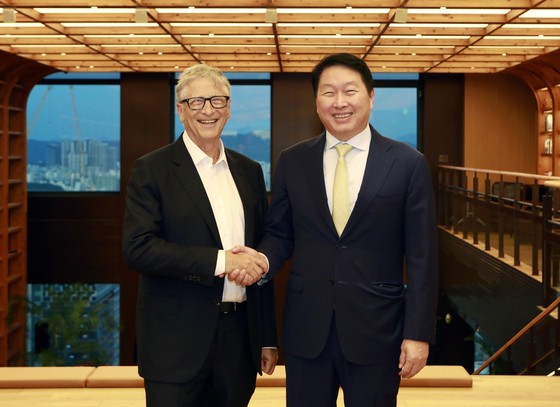 SK Chairman Chey Tae-won (right) and TerraPower founder and board chairman Bill Gates shake hands during their meeting at SK Seorin Building in Jongno-gu, Seoul, last August.