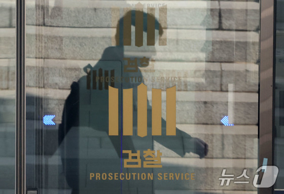 Staff members entering the Supreme Prosecutors\' Office in Seocho-gu, Seoul, on Tuesday 2026.3.17 / News1