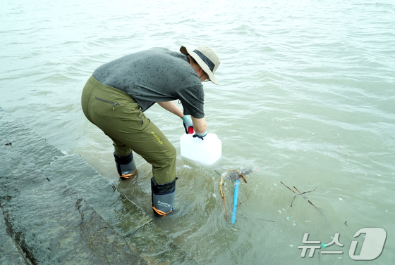 An expert from the Korea Institute of Nuclear Safety collecting samples on Ganghwa Island (Provided by the Nuclear Safety and Security Commission) 2025.7.4 / News1