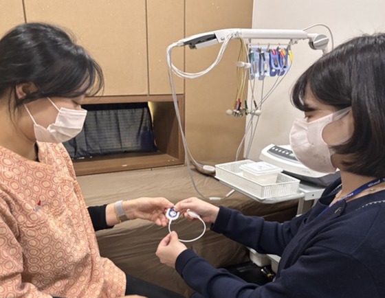 Medical staff at the Korea Health Management Association\'s Gyeongnam Branch are applying the wearable electrocardiogram device Mobicare to a patient / Provided by Daewoong Pharmaceutical