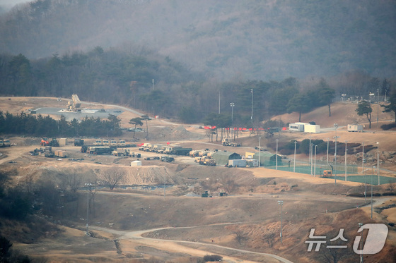 On Tuesday afternoon, as U.S. media reported that some Terminal High Altitude Area Defense (THAAD) systems deployed in South Korea were being moved to the Middle East, the THAAD base operated by U.S. Forces Korea in Seongju County, North Gyeongsang Province, was seen. Launchers stood upright pointing toward the sky, and a sense of desolation hung over the base 2026.3.10 / News1