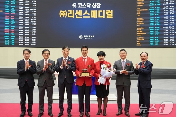 Co-CEOs Kim Geon-ho and Choi Eui-kyung (fourth and fifth from left) of RecensMedical pose for a commemorative photo with officials from the Asia\'s Exchange’s KOSDAQ Market Division during a listing ceremony. / Courtesy of UNIST