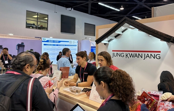 Visitors at the U.S. NPEW 2026 listening to explanations about the heritage and products of Jung Kwan Jang Red Ginseng / Provided by Korea Ginseng Corporation