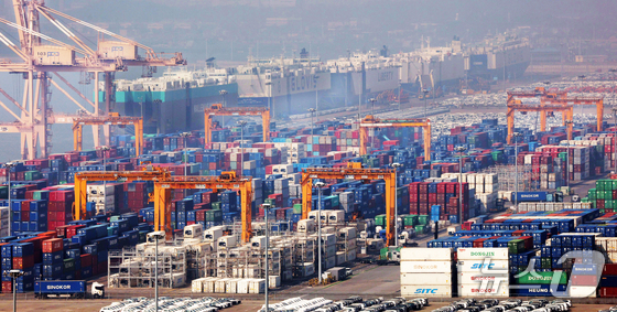 The Trump administration has launched an investigation into unfair trade practices under Section 301 of the Trade Act against 16 major economies, including South Korea, Japan, China, and the European Union (EU). This investigation is a response by the Trump administration following last month\'s U.S. Supreme Court ruling that mutual tariffs imposed under the International Emergency Economic Powers Act (IEEPA) were unlawful. Based on the results of this investigation, the administration is expected to impose tariffs on major trading partners to replace the mutual tariffs. The photo shows Pyeongtaek Port in Pocheong-eup, Pyeongtaek-si, Gyeonggi Province, on Thursday 2026.3.12 / News1