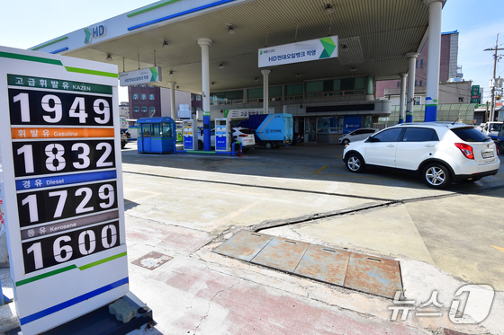 Amid rising domestic gasoline and diesel prices due to the fallout from the military clash between the U.S., Israel, and Iran, citizens fill up at a gas station in Nam-gu, Pohang, North Gyeongsang Province on March 8 2026.3.8 / News1