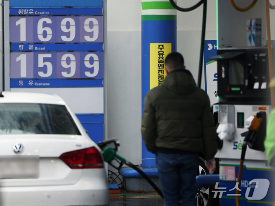 On Tuesday, gasoline and diesel prices are displayed at a gas station in Seoul 2026.3.2 / News1