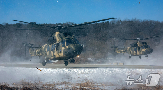 A KUH-1 (Surion) helicopter carrying soldiers from the 1st Infantry Division’s Pilsung Battalion is landing at its destination during an airborne assault operation conducted as part of the 2025 Winter Training held on February 13 at a training ground near Munsan-eup, Paju, Gyeonggi Province 2025.2.13 / News1