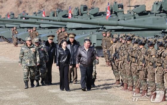 The Rodong Sinmun, the official newspaper of the Workers\' Party, reported on Friday that Kim Jong Un, General Secretary of the Workers\' Party, visited the Pyongyang 60th Training Base, which is directly under the command of the Korean People\'s Army Capital Defense Corps, on Thursday to observe a joint offensive tactical drill by infantry and tank units / Rodong Sinmun