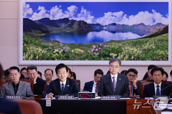 Unification Minister Chung Dong-young responds to lawmakers\' questions during the 7th plenary session of the Foreign Affairs and Unification Committee at the 429th National Assembly (Regular Session) held at the National Assembly in Yeouido, Seoul, on November 28 last year 2025.11.28 / News1