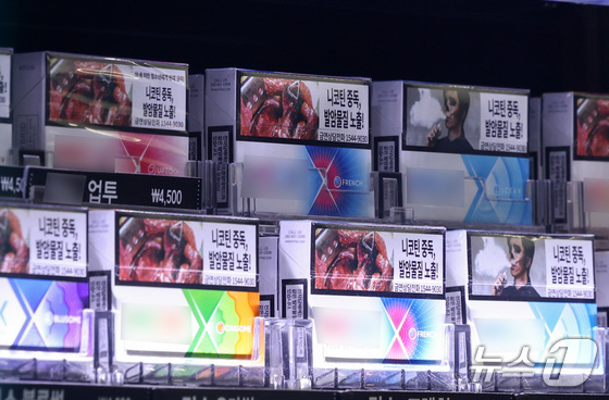 E-cigarettes are on display at a convenience store in Seoul on March 3 / News1
