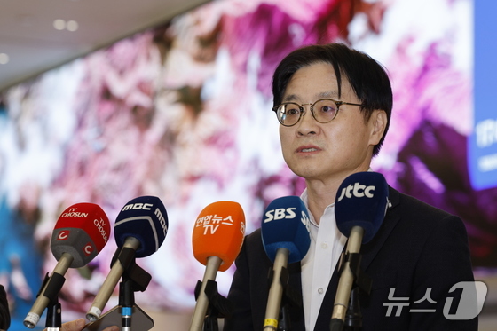 Minister of Trade, Industry and Energy Kim Jeong-gwan returned to South Korea via Incheon International Airport Terminal 2 on the afternoon of March 8 after concluding consultations on pending trade issues with the U.S., and is answering questions from reporters 2026.3.8 / News1