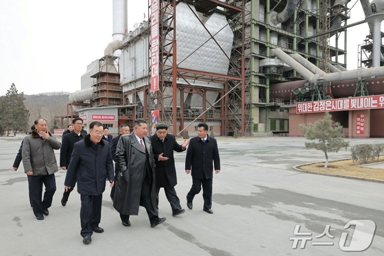 The Rodong Sinmun, the official newspaper of North Korea\'s Workers\' Party, reported on Monday that Kim Jong Un, General Secretary of the Workers\' Party, visited the Sangwon Cement Complex in Sangwon County, North Hwanghae Province, on the previous day and encouraged increased production to implement the decisions of the 9th Party Congress / Rodong Sinmun