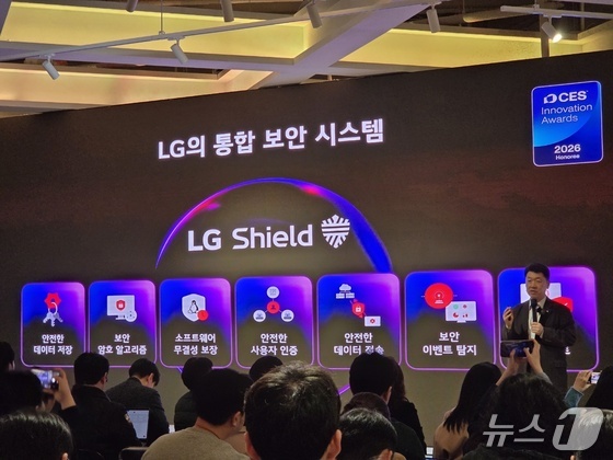 Baek Sun-pil, Senior Vice President of CX at LG Electronics Display, is discussing the security features of the next-generation OLED TV at a briefing held at Best Shop in Yeongdeungpo-gu, Seoul, on Wednesday 2026.3.25 / News1