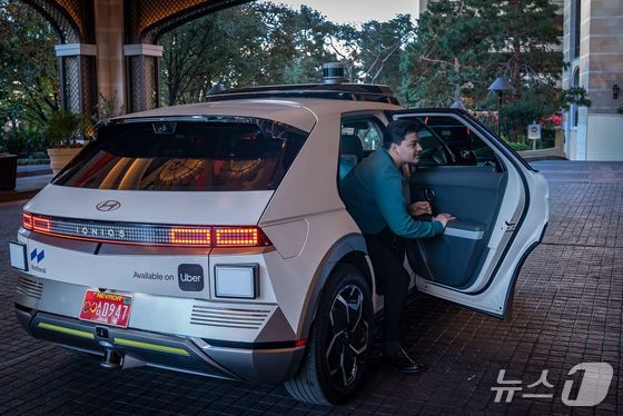 Hyundai Motor Group’s autonomous driving joint venture Motional will launch a robotaxi pilot service with Uber in Las Vegas / Courtesy of News1