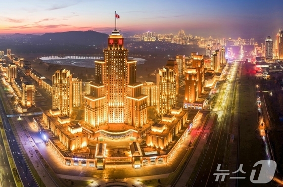 The Rodong Sinmun, the official newspaper of North Korea\'s Workers\' Party, reported on Tuesday that it grandly held a completion ceremony for 10,000 residential units in the fourth phase of the Hwasong District, announcing to the world the overachievement of the February 16 goal to build 50,000 residential units in Pyongyang / Rodong Sinmun