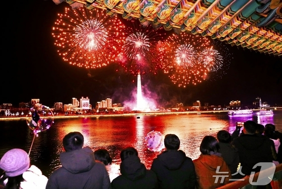 The Rodong Sinmun, the official newspaper of North Korea’s Workers’ Party, reported on January 1 that, amid nationwide excitement, a flag-raising ceremony was held at Kim Il-sung Square in the capital, Pyongyang, on January 1, 2026. It noted that the New Year’s Eve bell rang at the stroke of midnight to herald the new year, and the solemn melodies of the immortal revolutionary anthems Song of General Kim Il-sung and Song of General Kim Jong-il echoed across the capital’s skies / Rodong Sinmun