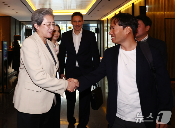 Lisa Su, CEO of AMD, and Kim Sung-hoon, CEO of Upstage, shake hands as they leave a breakfast meeting at a hotel in Seoul on Thursday morning 2026.3.19  / News1
