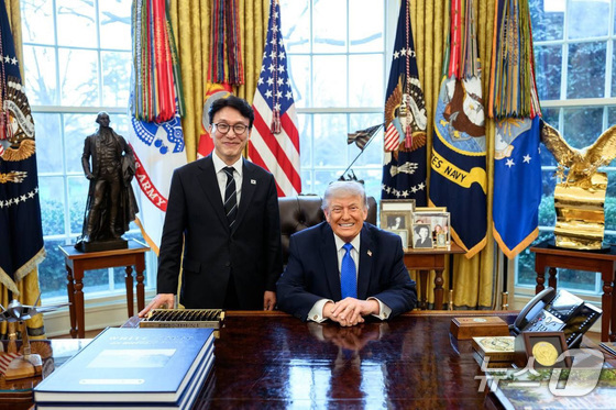 Prime Minister Kim Min-seok poses for a photo with U.S. President Donald Trump at the White House in Washington, D.C., on March 13 (Provided by the Prime Minister\'s Office) 2026.3.14 / News1
