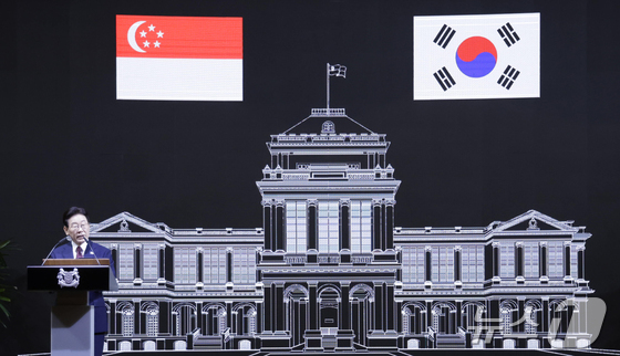 President Lee Jae Myung, on a state visit to Singapore, is making a toast at a state banquet held at a Singapore hotel on Monday 2026.3.2 / News1