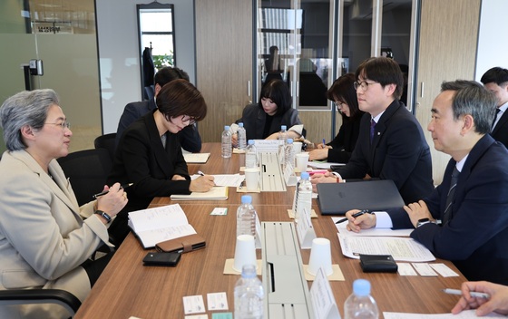Lim Moon-young, Vice Chair of the National Artificial Intelligence (AI) Strategy Committee, and Ha Jung-woo, Senior Secretary for AI and Future Planning at the Blue House, met with Lisa Su, CEO of AMD, on Thursday to discuss ways to cooperate on AI / Provided by the National AI Strategy Committee