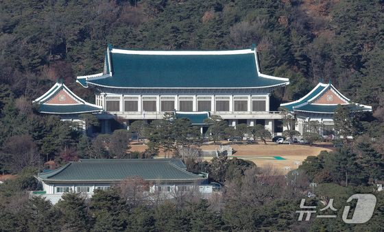View of the Blue House from the Seoul Government Complex in Jongno-gu, Seoul 2025.12.21 / News1