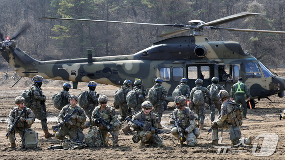 Soldiers conducting a ROK-U.S. Combined Airborne Assault Training’ exercise at the Mugeon-ri training ground in Beopwon-eup, Paju-si, Gyeonggi Province during the Freedom Shield (FS) exercise in March last year 2025.3.11 / News1