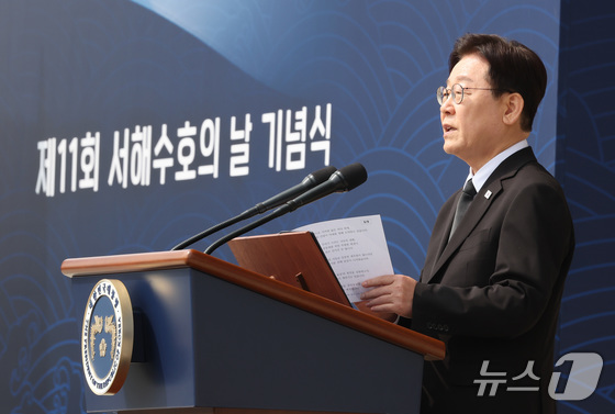 President Lee Jae Myung delivers a commemorative address at the 11th West Sea Defense Day ceremony held at the Daejeon National Cemetery on March 27 2026.3.27 / News1