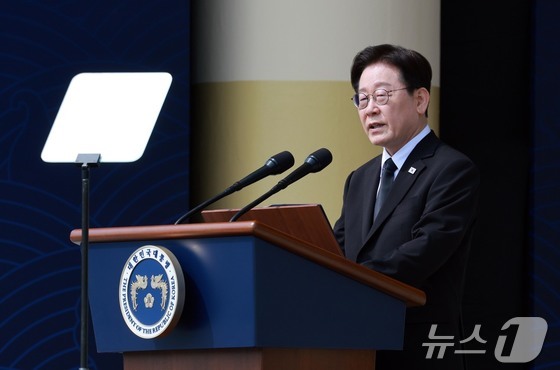 President Lee Jae Myung delivers a commemorative address at the 11th West Sea Defense Day ceremony held at the Daejeon National Cemetery on March 27 2026.3.27 / News1