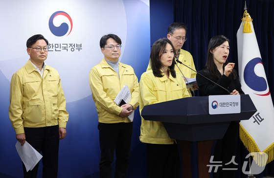Kim Jin-ah, Vice Minister of Foreign Affairs, is briefing reporters on an emergency inter-agency meeting to assess the Middle East situation at the Government Complex Seoul in Jongno-gu, Seoul, on Tuesday. To her right is Lee Hyung-il, First Vice Minister of Finance and Economy 2026.3.2 / News1
