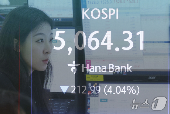 A trader is at work at the Hana Bank headquarters in Jung-gu, Seoul, on Tuesday morning, as the KOSPI fell below the 5,100 mark during the session and the dollar-won exchange rate surpassed 1,525 KRW 2026.3.31 / News1