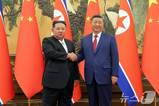 Kim Jong Un, General Secretary of the Workers\' Party of Korea, and Xi Jinping, President of the People\'s Republic of China / Rodong Sinmun