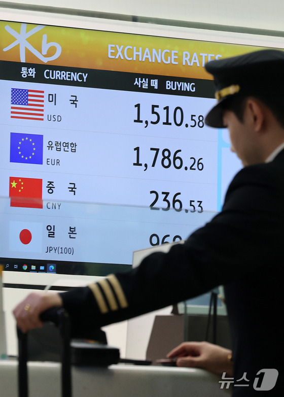 On Tuesday, the exchange rate between the won and the dollar is displayed on the electronic board at the currency exchange counter at Incheon International Airport 2026.3.2 / News1
