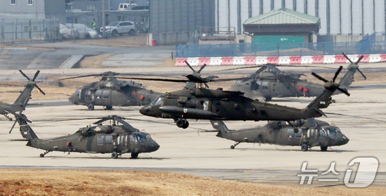 A helicopter flies over Camp Humphreys, a U.S. military base in Pyeongtaek, Gyeonggi Province, on Monday, the day the ROK-U.S. combined exercise Freedom Shield (FS) commenced 2026.3.9 / News1
