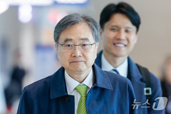 Foreign Minister Cho Hyun is seen heading to Terminal 2 at Incheon International Airport on Wednesday to depart for Paris, France. Minister Cho is scheduled to attend the G7 (Group of Seven) Foreign Ministers’ Extended Meeting and is expected to discuss key issues, including the deployment of South Korean troops to the Strait of Hormuz, with U.S. Secretary of State Marco Rubio while there / News1
