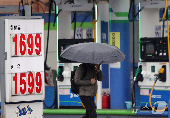 On Tuesday, gasoline and diesel prices are displayed at a gas station in Seoul 2026.3.2 / News1