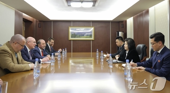 The Rodong Sinmun, the official newspaper of North Korea’s Workers’ Party, reported on Tuesday that Comrade Choe Son-hui, Minister of Foreign Affairs of the Democratic People’s Republic of Korea, met with a delegation from Russia’s TASS news agency, led by General Director Andrei Pondrashov, on Monday and held talks / Rodong Sinmun