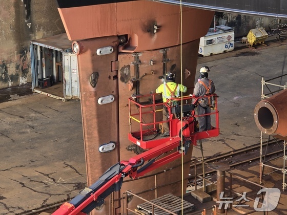 Workers are welding at the dry dock of the Hanwha Philly Shipyard in Philadelphia, Pennsylvania, on December 22, 2025 2025.12.25 / News1