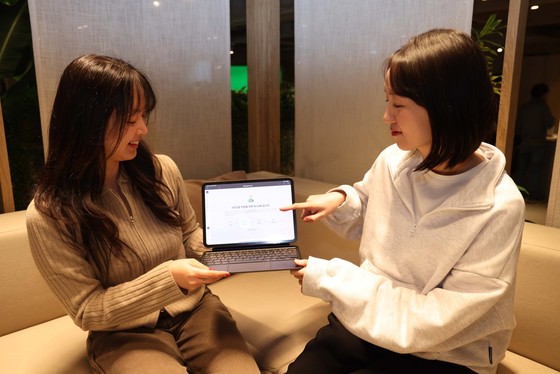 Photo of GS Construction employees utilizing the AI LAB (Provided by GS Engineering & Construction) / News1