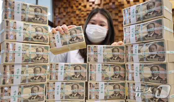 An employee examines Japanese yen banknotes at the Hana Bank Counterfeit Prevention Center in Jung-gu, Seoul, on the morning of April 22 last year 2025.4.22 / News1
