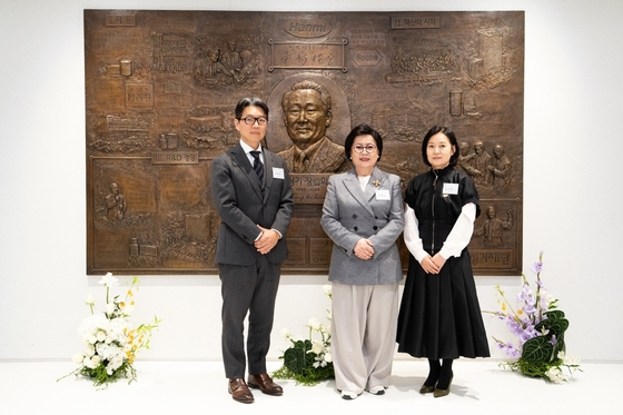 Hanmi Group Chairman Song Young-sook (center), Vice Chairman Im Joo-hyun, and President Lim Jong-hoon pose for a commemorative photo at the unveiling ceremony for a bronze plaque of the late Chairman Lim Seong-ki held at Hanmi C&C Square in Songpa-gu, Seoul on Monday (Provided by Hanmi Pharmaceutical)