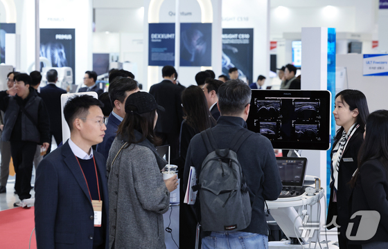 Visitors examine various medical devices at the 40th Korea International Medical Equipment & Hospital Supplies Exhibition (KIMES 2025) held at COEX in Samseong-dong, Gangnam-gu, Seoul on the afternoon of March 20, 2025 2025.3.20 / News1