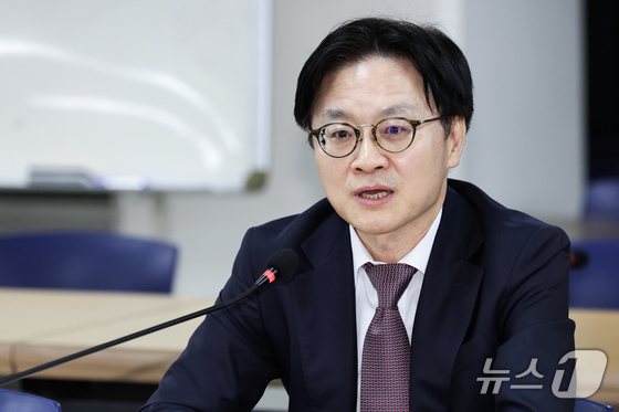Kim Jung-kwan, Minister of Trade, Industry and Energy, is speaking during a meeting with Kim Dong-myeong, Chairman of the Korean Confederation of Trade Unions, at the KCTU’s main conference room in Yeongdeungpo-gu, Seoul, on Monday afternoon 2026.3.30 / News1