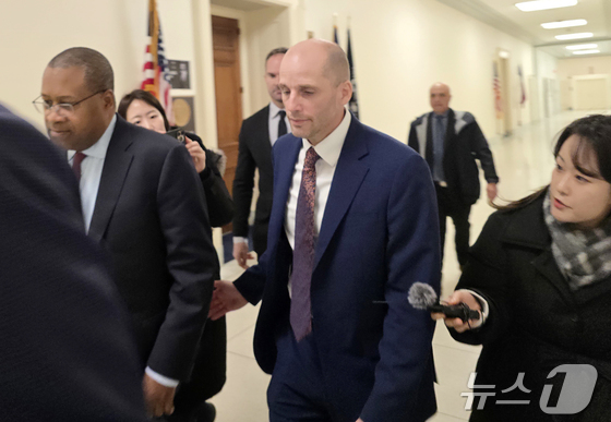 Harold Rogers, Coupang\'s interim CEO in Korea, enters the hearing room at the Rayburn Building of the U.S. Capitol in Washington, D.C., on February 23 for a House Judiciary Committee hearing investigating the Korean government\'s discriminatory treatment of Coupang / News1