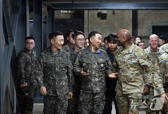 Chairman of the Joint Chiefs of Staff Jin Young-seung and ROK-U.S. Combined Forces Command Commander General Brunson are moving to the Combined Forces Command wartime command post operations situation room on Wednesday (Provided by the Joint Chief of Staff) 2026.3.11 / News1