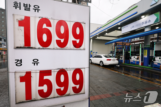 On Tuesday, gasoline and diesel prices are displayed at a gas station in Seoul. International oil prices surged sharply due to U.S. military operations against Iran. On March 1, West Texas Intermediate (WTI) crude futures soared 8.62% to trade at 72.80 USD per barrel on the New York Mercantile Exchange. Brent crude futures soared 9.30% to 79.68 USD per barrel 2026.3.2 / News1
