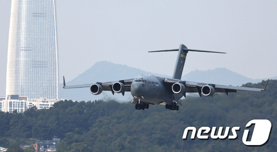 U.S. Air Force C-17 Globemaster transport aircraft 2023.10.18 / News1