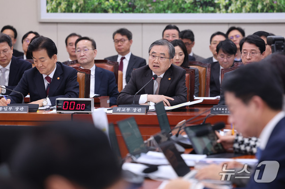 Foreign Minister Cho Hyun is responding to lawmakers\' questions regarding the situation in the Middle East during a plenary session of the Foreign Affairs and Unification Committee held at the National Assembly in Yeouido, Seoul, on March 6 2026.3.6 / News1
