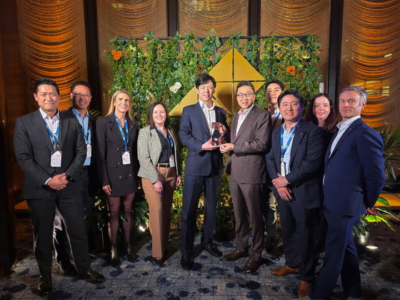 Lotte Biologics wins the “Best New or Relaunched CDMO” category at the 2026 CDMO Leadership Awards. CEO Shin Yoo-yeol (fifth from left) and CEO James Park (sixth from left) pose for a commemorative photo with employees. / Courtesy of Lotte Biologics